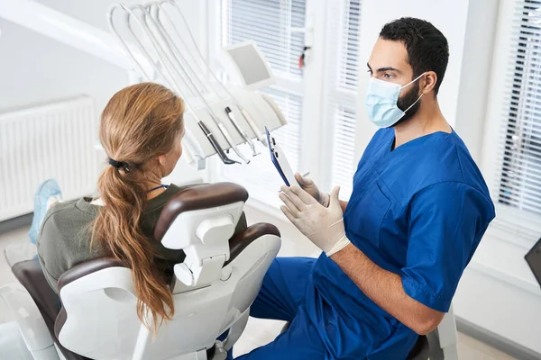 Doctor telling something to his female client — Stock Photo, Image