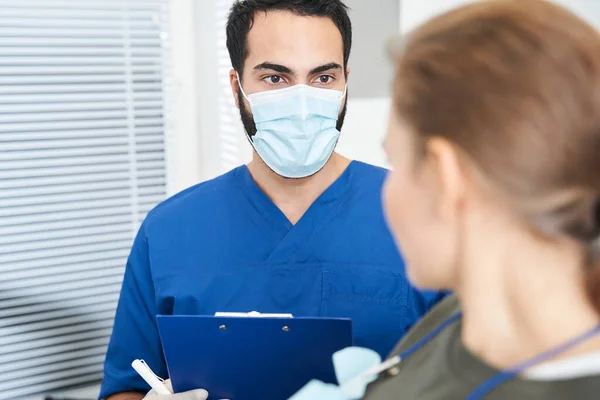 Estomatólogo conversando con su paciente femenino — Foto de Stock