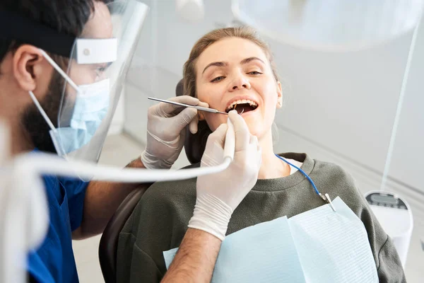 Dentista iniciar operação comum de limpeza da boca feminina — Fotografia de Stock