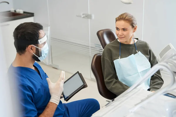 牙科医生在工作时使用数码平板电脑检查牙齿X光 — 图库照片