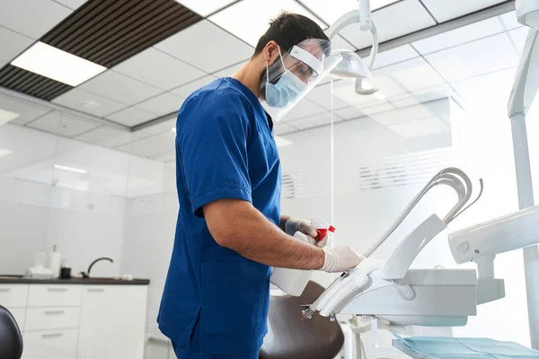 牙科医生为牙科诊所内的医疗设备消毒 — 图库照片