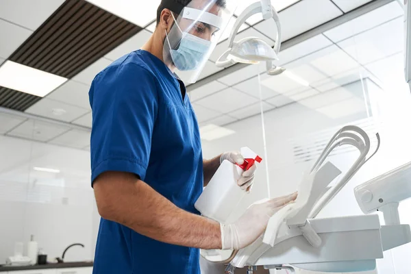 Dentista esterilizar o equipamento médico dentro de uma clínica odontológica — Fotografia de Stock