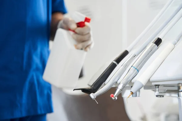 Стоматолог стерилизует медицинское оборудование в стоматологической клинике — стоковое фото