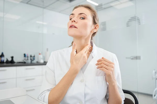 Skilful blonde female dentist providing video call with patients — Stock Photo, Image