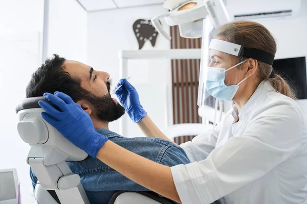 Dentista comenzando operación común de limpieza de la boca masculina —  Fotos de Stock