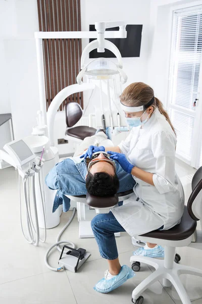 Hombre multiracial en el dentista cuidando de los dientes — Foto de Stock