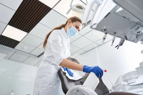 Dentista esterilizar o equipamento médico dentro de uma clínica odontológica — Fotografia de Stock