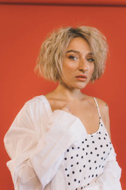 Stüdyoda ciddi duygularla poz veren kadın.