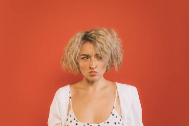 Sarı saçlı, beyaz bir kadına saldırmış.