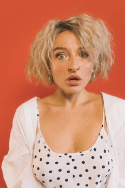 Kadın kameraya ağzı açık bakıyor.