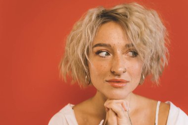 Yüzünün altında el ele tutuşan ve gözlerini kaçıran bir kadın.