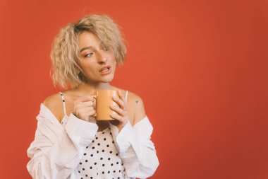 Kadın kahve koklarken bir şeyin hayalini kuruyor.