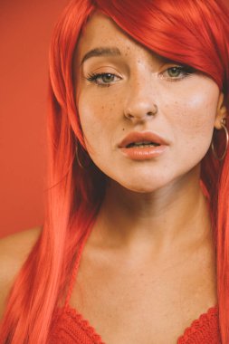 Kameranın önünde ağzı açık poz veren kadın.