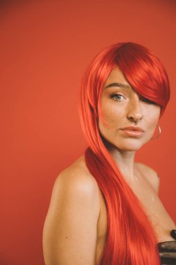 Stüdyoda kameraya bakan kadın.