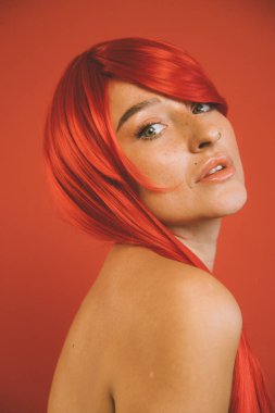 Kameraya ciddi ciddi bakan bir kadın.