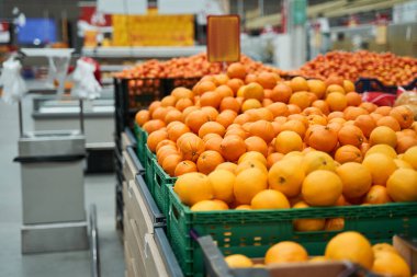 Raflarda bir sürü portakal var.