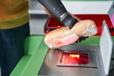 Müşteri tarama ürünleri self-servis kasasında