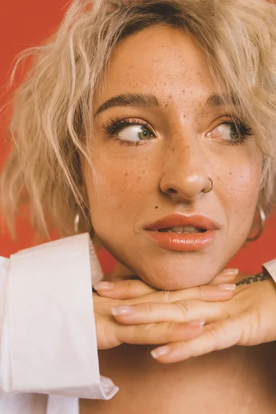 Stüdyoda poz verirken gözlerini kaçıran bir kadın.