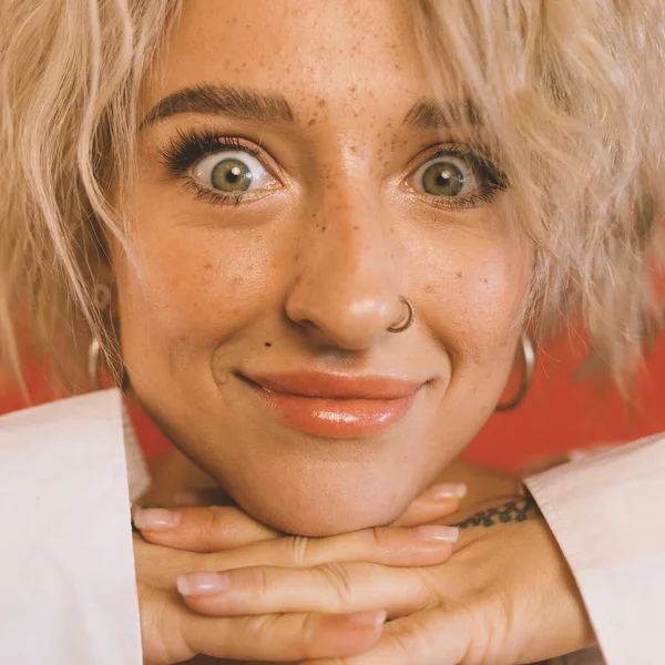 Başının altında çapraz duran bir kadın.