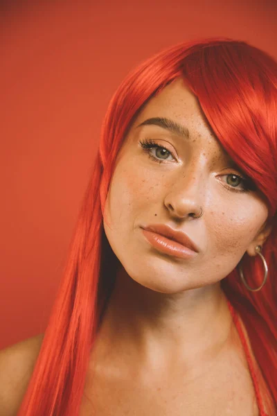 Woman standing in front of camera with serious expression — Stock Photo, Image