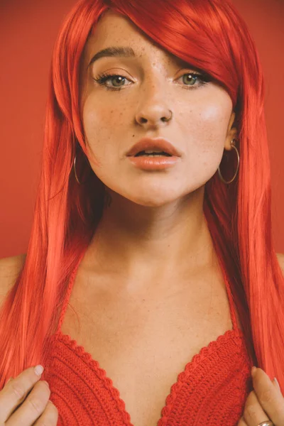 Woman standing in front of the camera with open mouth — Stock Photo, Image