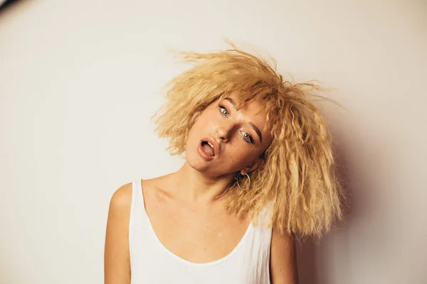 Woman posing with open mouth at the studio — Stock Photo, Image