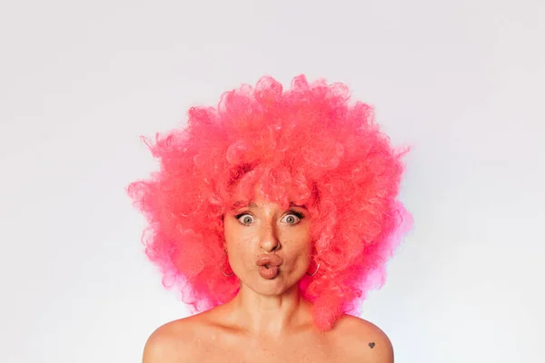 Γυναίκα με ροζ περούκα όρθια με ανοιχτό στόμα — Φωτογραφία Αρχείου