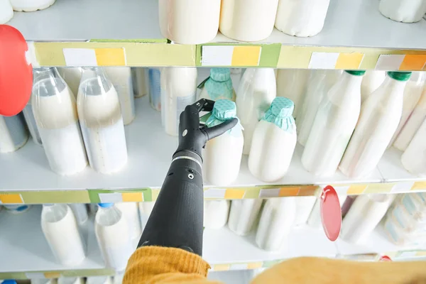 Woman with artificial limb doing shopping at the supermarket — Stock Photo, Image