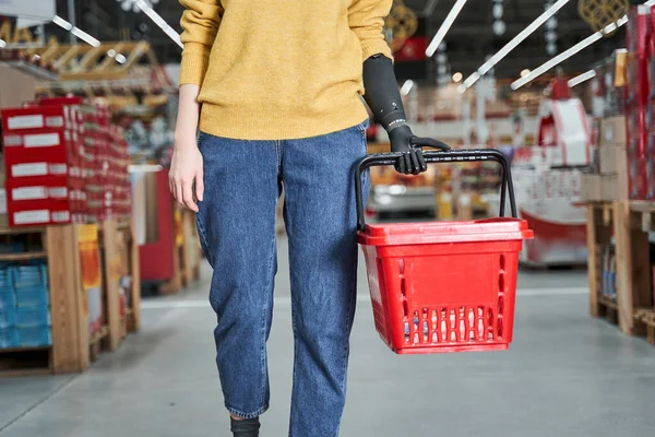 Жінка з протезом рука покупки в продуктовому магазині — стокове фото