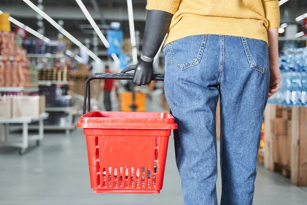 Femme cliente avec un membre artificiel au supermarché — Photo