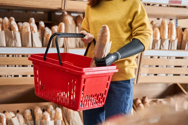 Dívka stojící u řady chleba v supermarketu — Stock fotografie