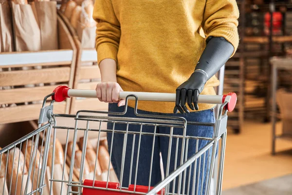Žena s umělou končetinou dělá nákupy v supermarketu — Stock fotografie