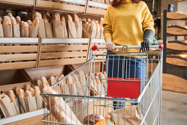 Dívka stojící u řady chleba v supermarketu — Stock fotografie