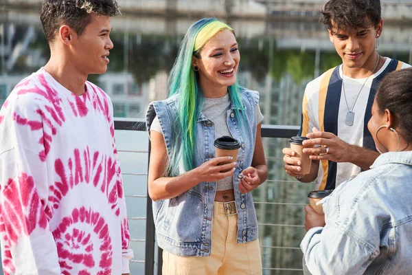 Trendy vrienden houden kasten bekers met koffie en het gevoel geweldig tijdens het wandelen — Stockfoto