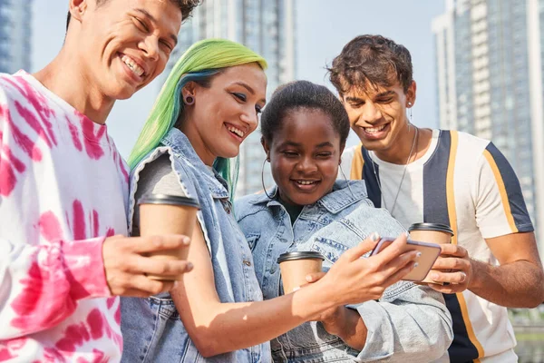 Dívka s barevným vzduchem držení smartphone a focení se svými přáteli — Stock fotografie