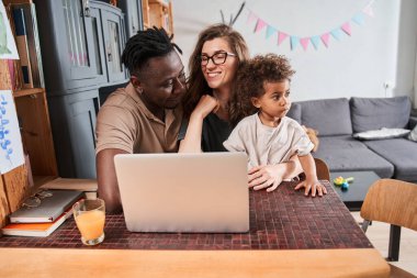 Çeşitli eşler film izlemekten zevk alırken, kızları onlarla vakit geçiriyor.