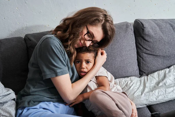 Madre que une y abraza con ternura a su hijita — Foto de Stock