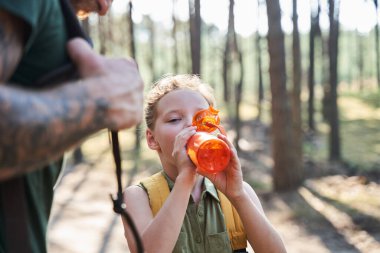 Ormanda şişeden su içen kız