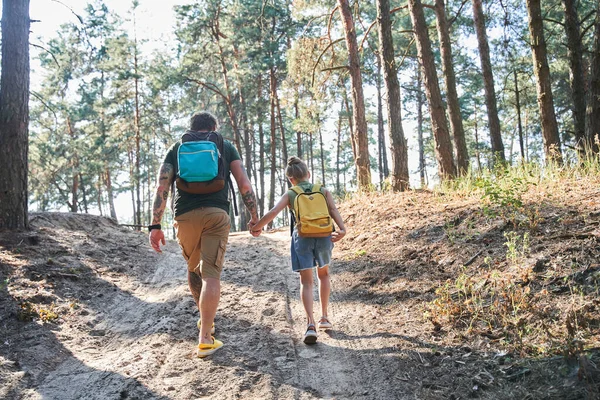 Padre caminando con su hija en el camino en el bosque — Foto de Stock