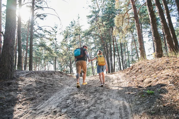 Vader wandelend met dochter op pad in bos — Stockfoto