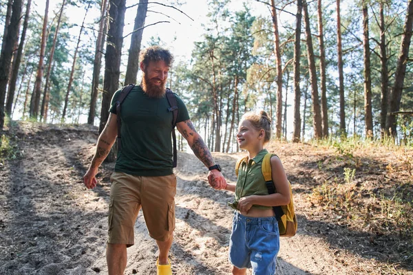 Far vandrar med dotter på stig i skogen — Stockfoto