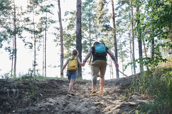Otec kráčí s dcerou po cestě v lese — Stock fotografie