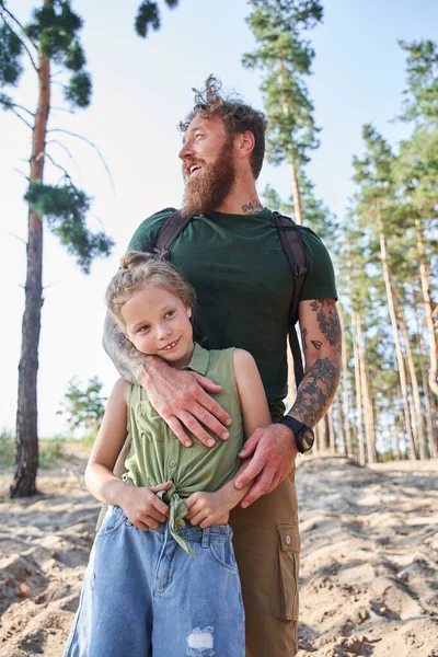 Man knuffelen zijn dochter op zand gebied in bos — Stockfoto