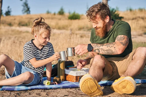 Vader en dochter drinken thee over de natuur — Stockfoto
