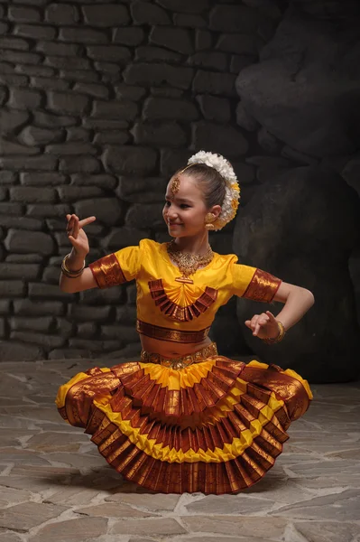 Indiase dansende meisje op de steen — Stockfoto