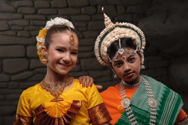Portrait de deux filles en costumes nationaux — Photo