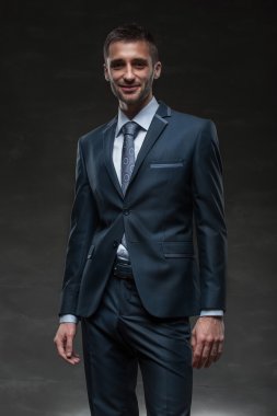 siyah bir arka plan iş adamı