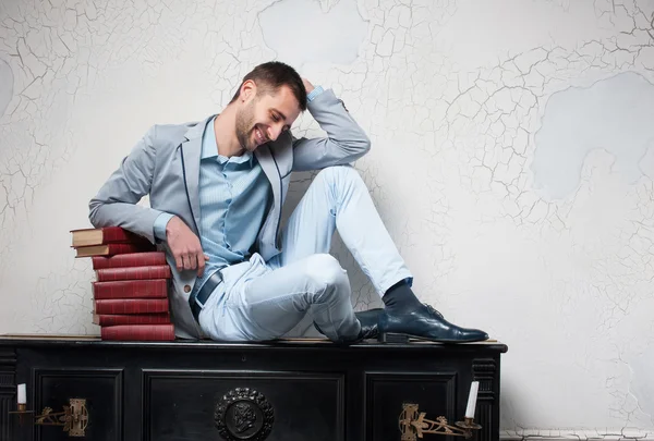 Jeune homme de lettres est en méditation — Photo