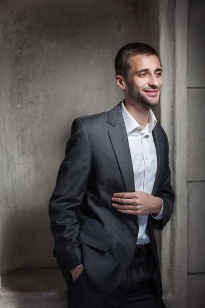 Young man stands near a wall — Stock Photo, Image