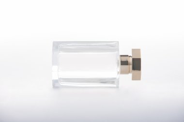 Altın renkli parfüm şişesi